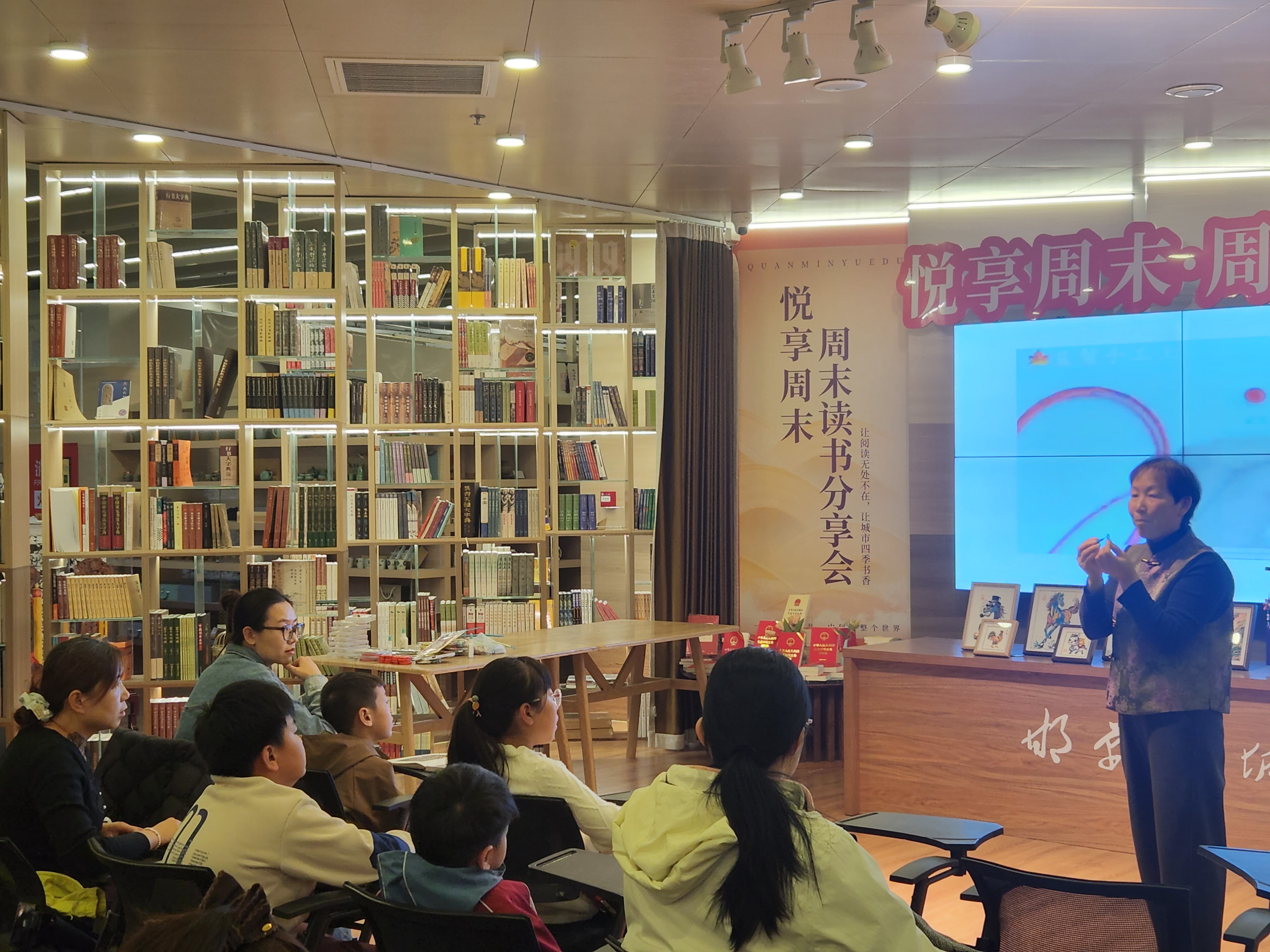 悦享周末丨邯郸书城非遗会客厅开展“指尖生花 玩转衍纸”手工体验活动